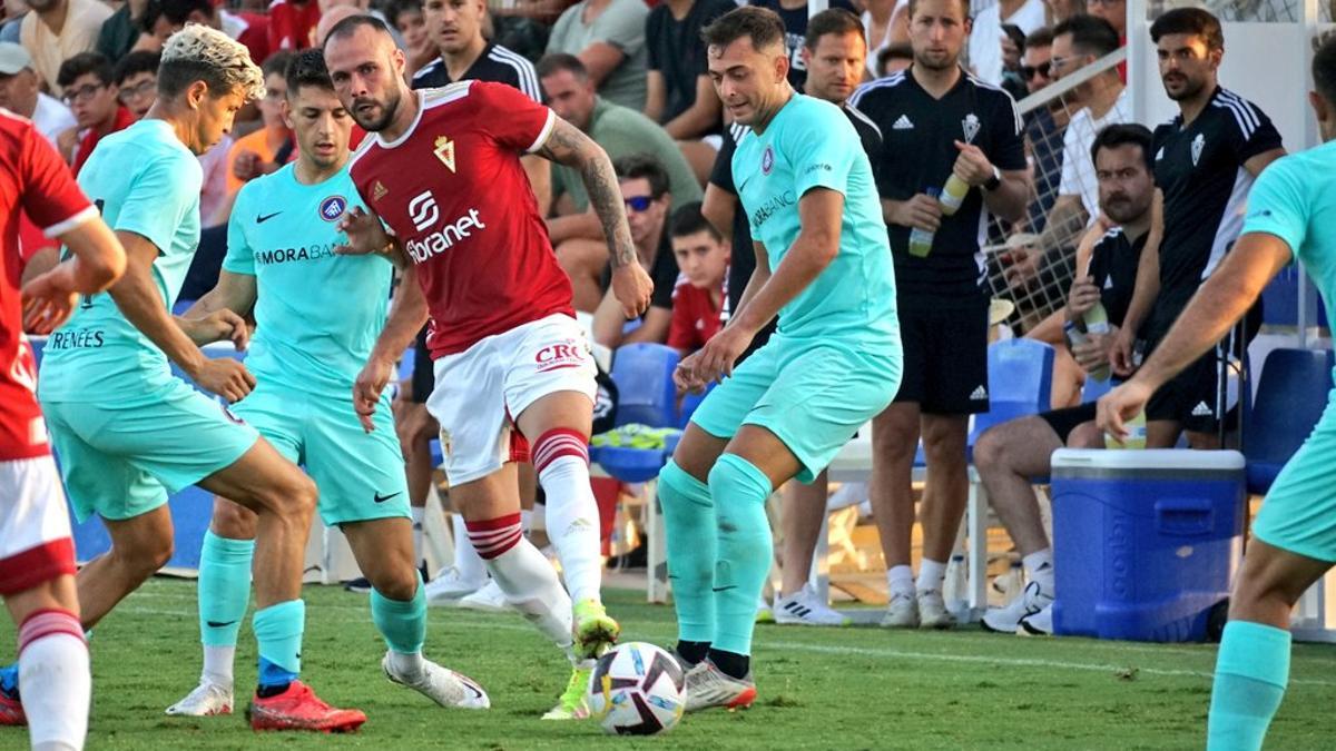 Santi Jara, atrapado entre tres rivales en el debut del Murcia en pretemporada