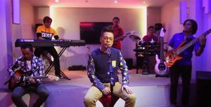 Vídeo de la cerimònia d’entrega al gimnàs de la presó d’un ’disc de platí’ al delinqüent convertit en baladista a les Filipines.