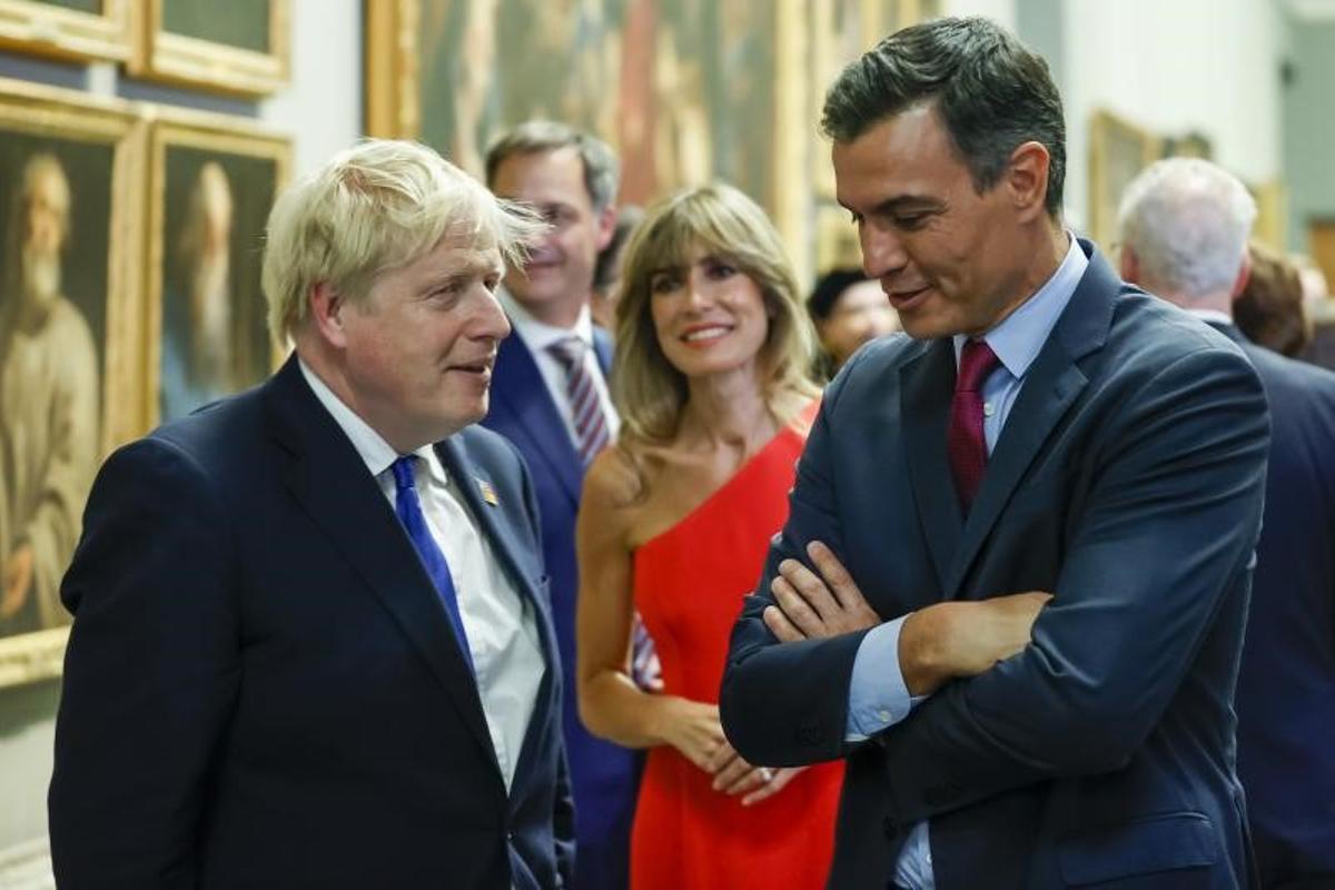 El presidente del Gobierno, Pedro Sánchez, conversa con el primer ministro británico, Boris Johnson, antes de la cena euroatlántica en el Museo del Prado de Madrid, el pasado 29 de junio de 2022. Detrás, la esposa del líder socialista, Begoña Gómez.
