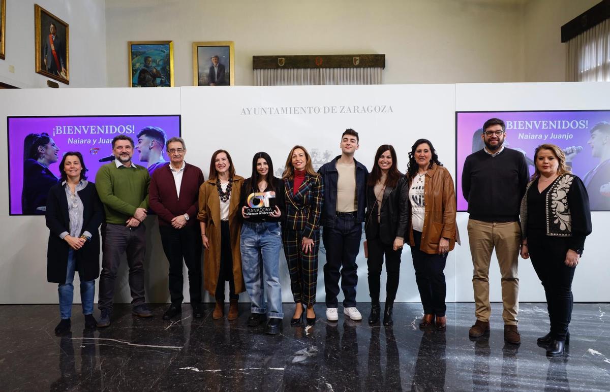 En imágenes | Natalia Chueca recibe a Naiara y Juanjo en el Ayuntamiento de Zaragoza
