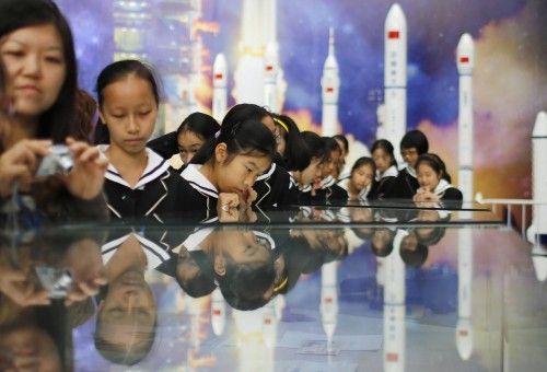 Los estudiantes de primaria visitan la "nave espacial tripulada de China", en una exposición relacionada con la Shenzhou-9 en el museo de Ciencia y Tecnología de Shanghai, el 2 de noviembre del 2012