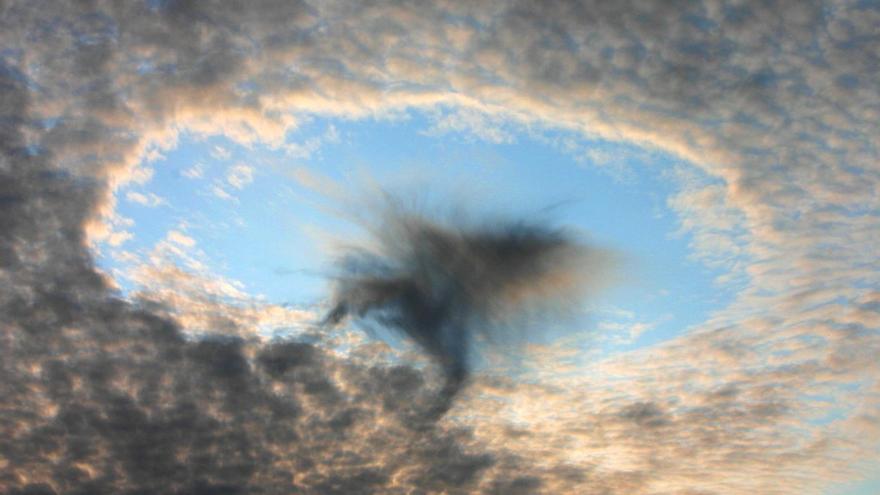 Cavum: el fenómeno meteorológico del &quot;agujero en el cielo&quot; sobrevuela Valencia