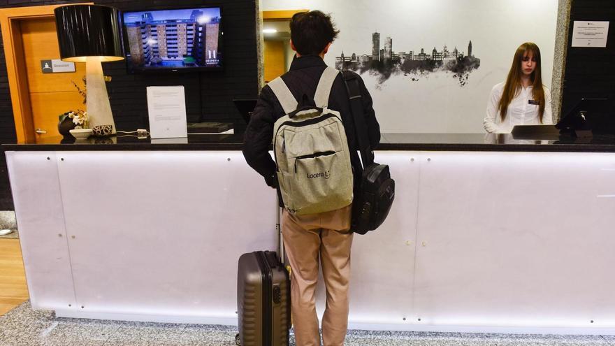 Un joven realiza el 'check-in' en un hotel de A Coruña.