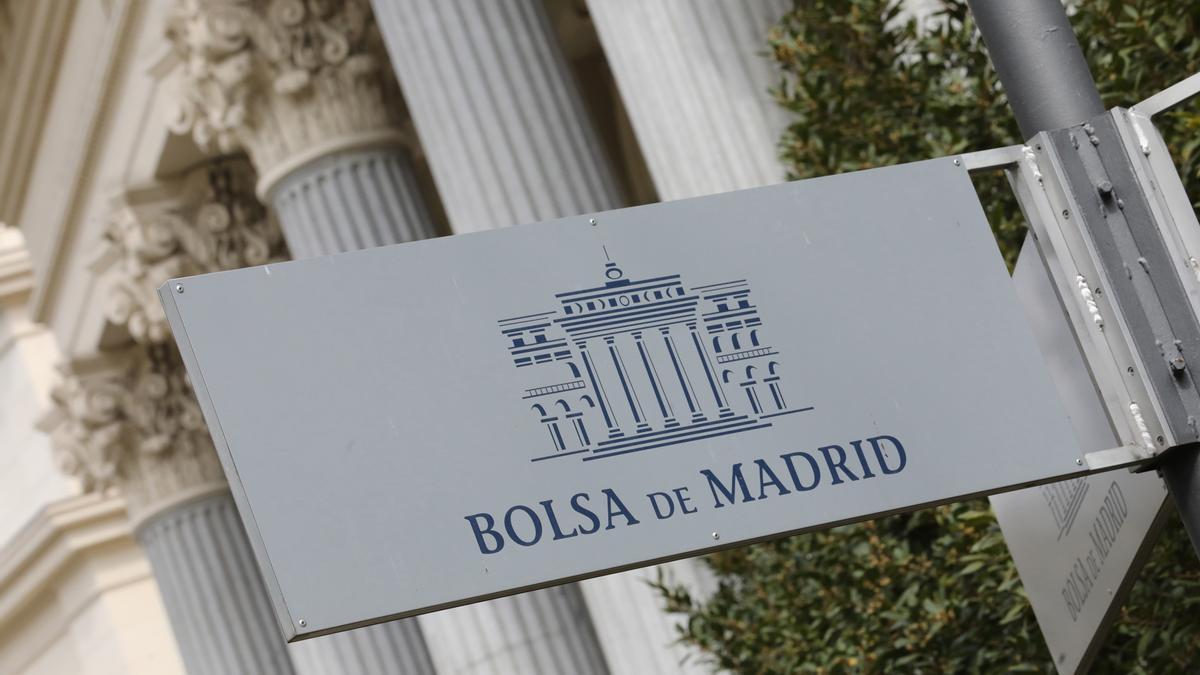 Cartel colocado en las inmediaciones del edificio de La Bolsa de Madrid (España).