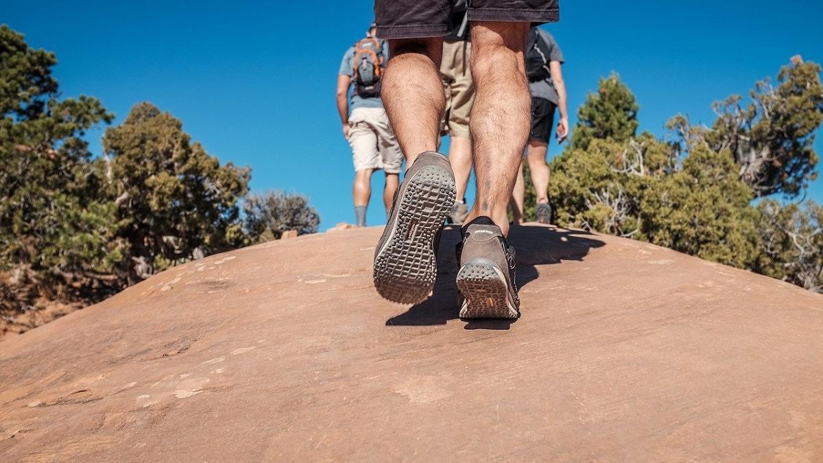 Es importante llevar un calzado adecuado para caminar por terrenos irregulares.