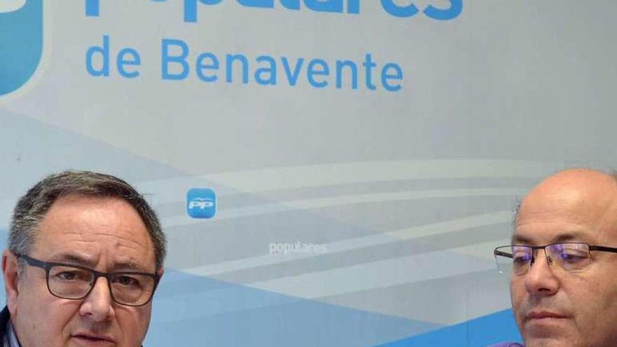 Los concejales del PP Manuel Vega (izquierda) y José Manuel Salvador.