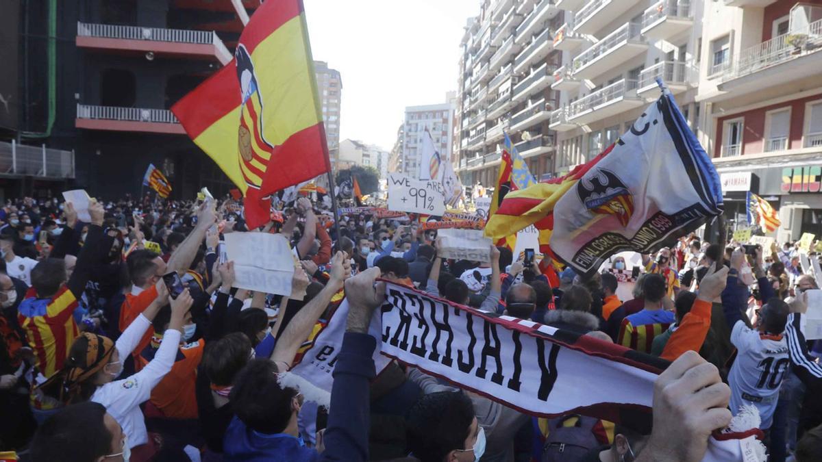 Una imagen de la manifestación del 11D junto a Mestalla