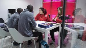 Inmigrantes acabados de llegar a Barcelona, atendidos por la Creu Roja y el ayuntamiento de Barcelona.