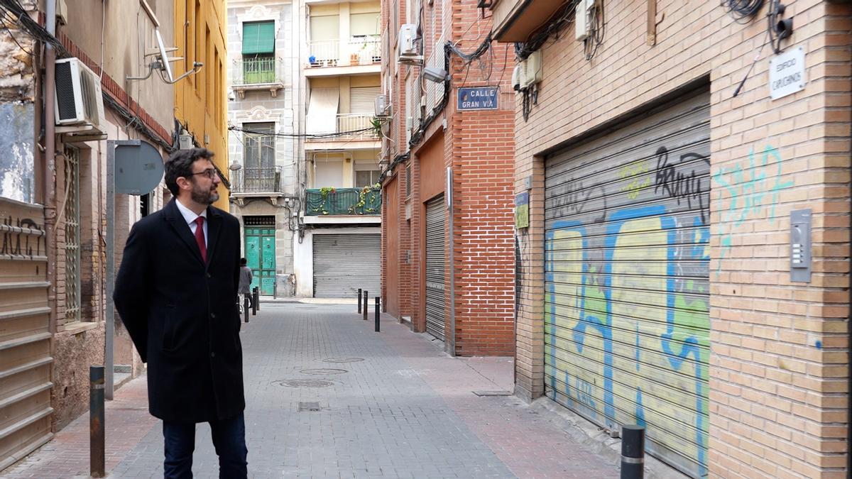 El portavoz del PSOE, Ginés Ruiz Maciá, junto al edificio de viviendas de la calle Capuchinos, en el barrio de El Carmen.