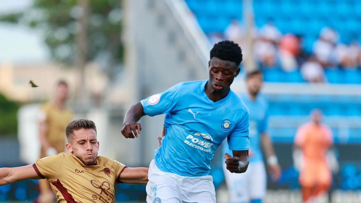 Suleiman e Isma Ruiz pugnan por un balón.