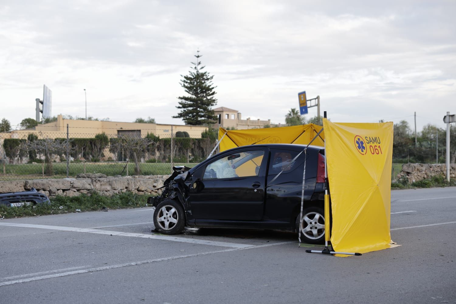 Un hombre mata a su pareja a puñaladas a su mujer delante de su hija pequeña mientras conducía y sufre un accidente en Can Pastilla
