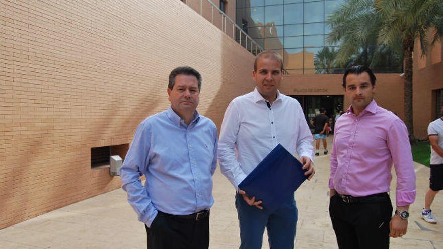 Francisco Sáez, Adrián Ballester y Eduardo Dolón registrando ayer su lista en Orihuela