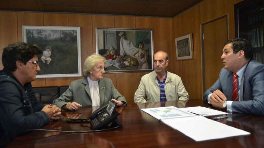 Los alcaldes de Cañizal y Vallesa con el delegado de la Junta, a la derecha, en una reunión sobre la Ubost.