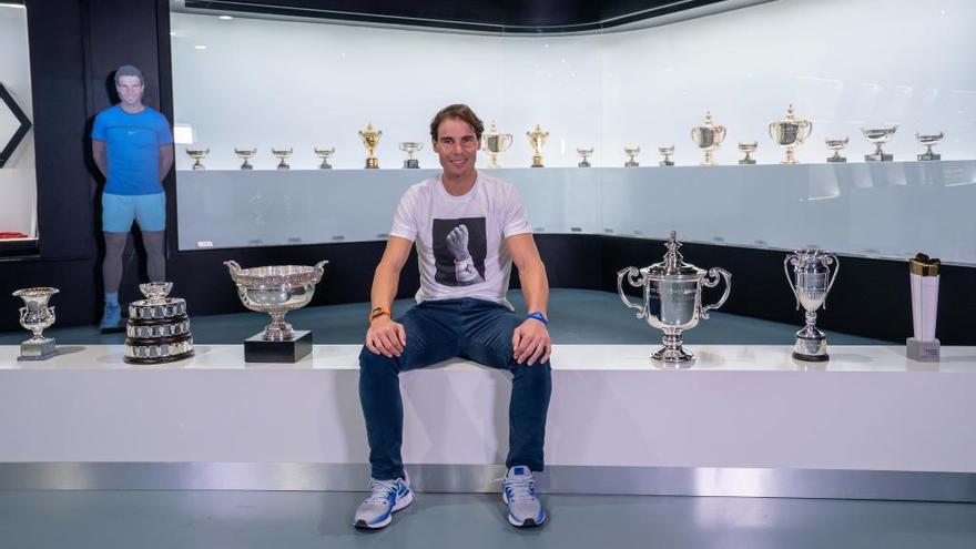 Nadal posa con todos los trofeos conquistados en 2019.