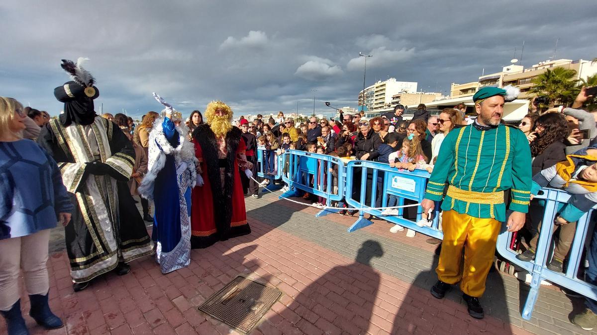 Los Reyes de Oriente y los pajes en el puerto de Santa Pola