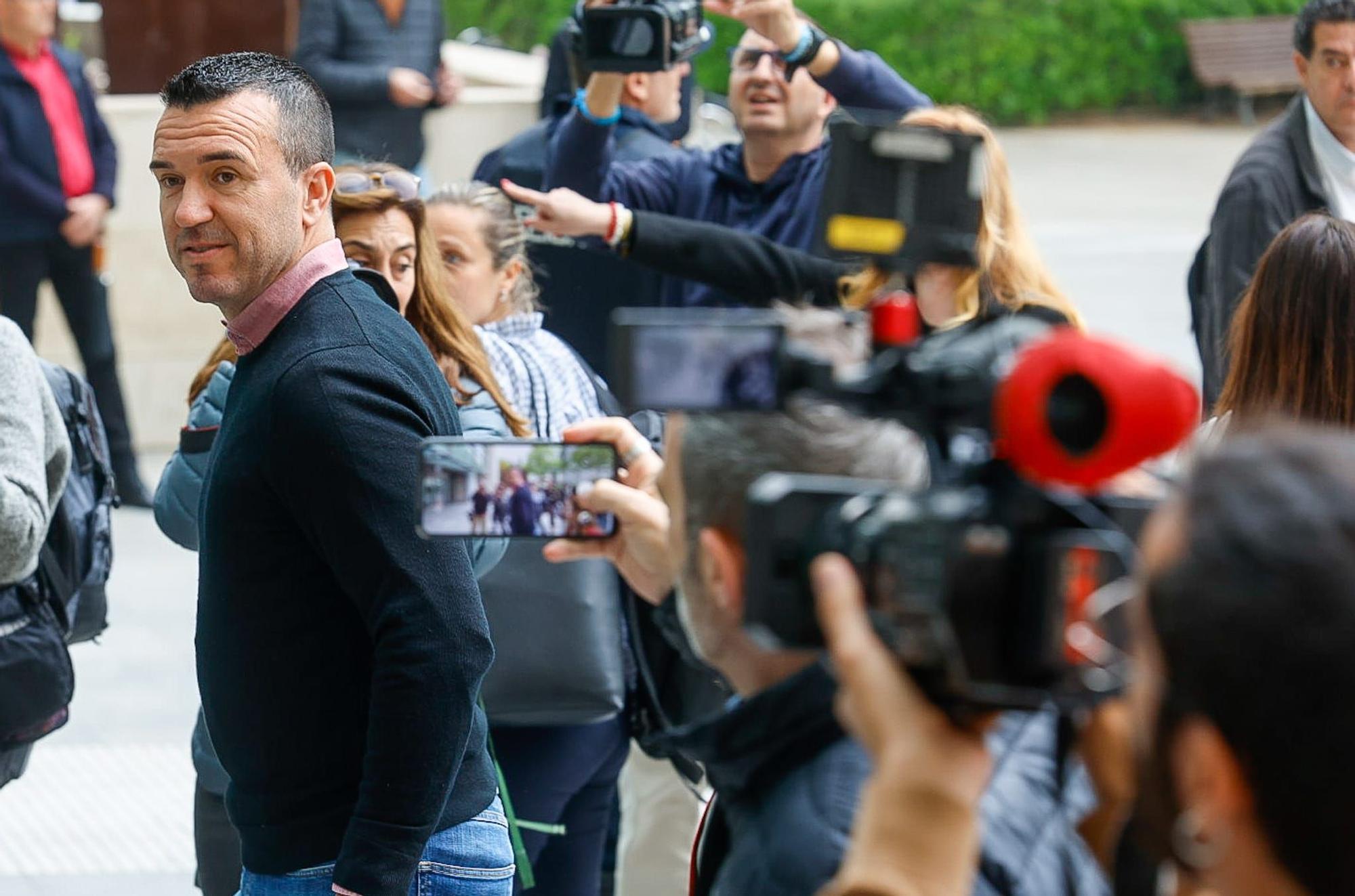 Pilar Bernabé ha entrado tranquila y sin protestas en la Ciudad de la Justicia