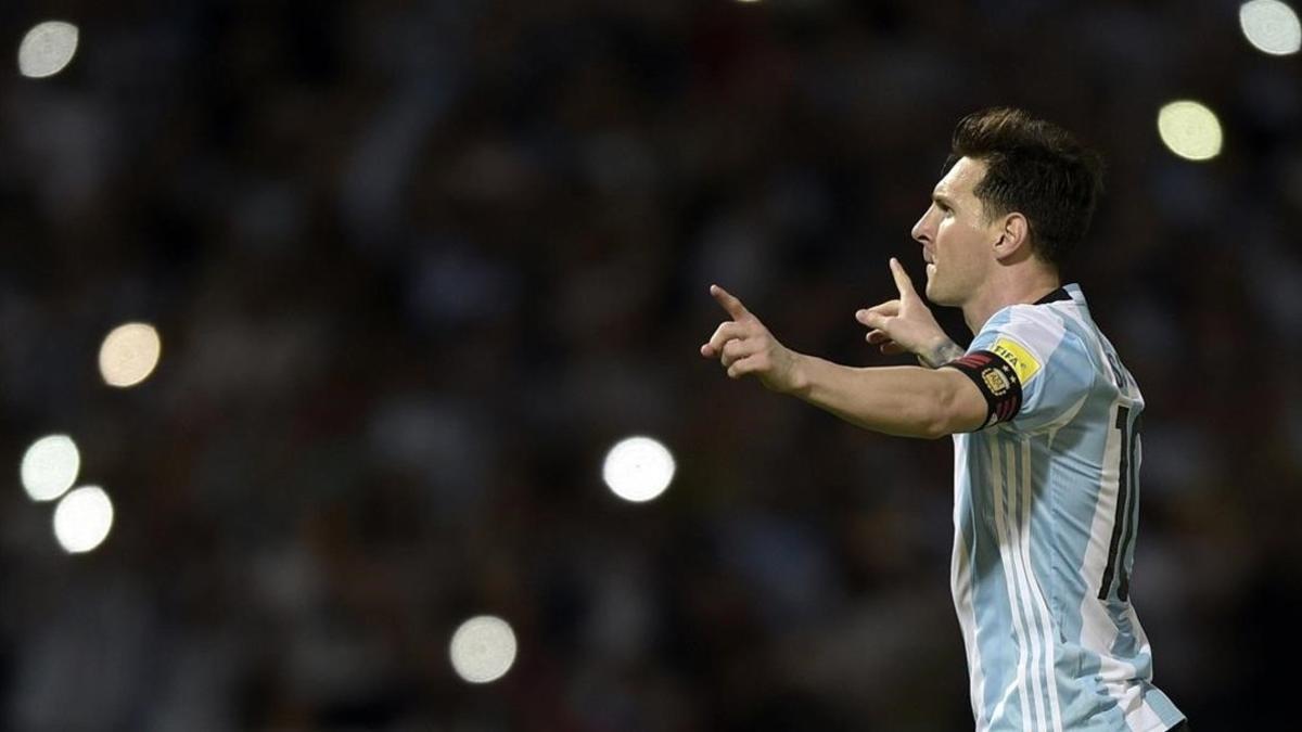 Leo Messi celebra su gol 500 con la selección argentina