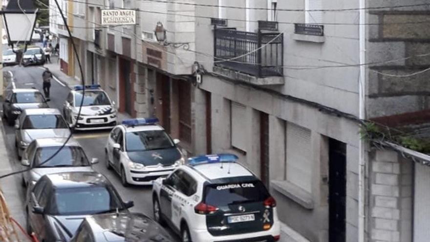 Vehículos policiales durante uno de los múltiples operativos llevados a cabo en el edificio de la antigua residencia Santo Ángel.