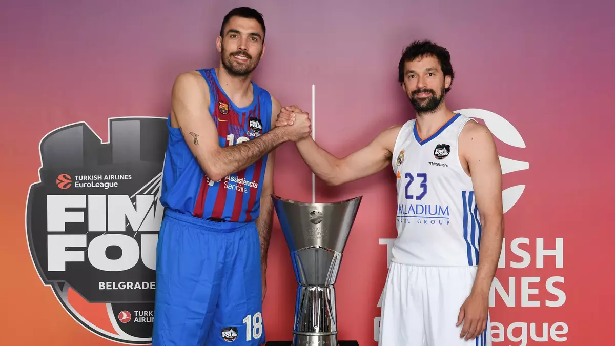 Los capitanes Pierre Oriola y Sergio Llull posan con el trofeo que quieren levantar el sábado como campeones