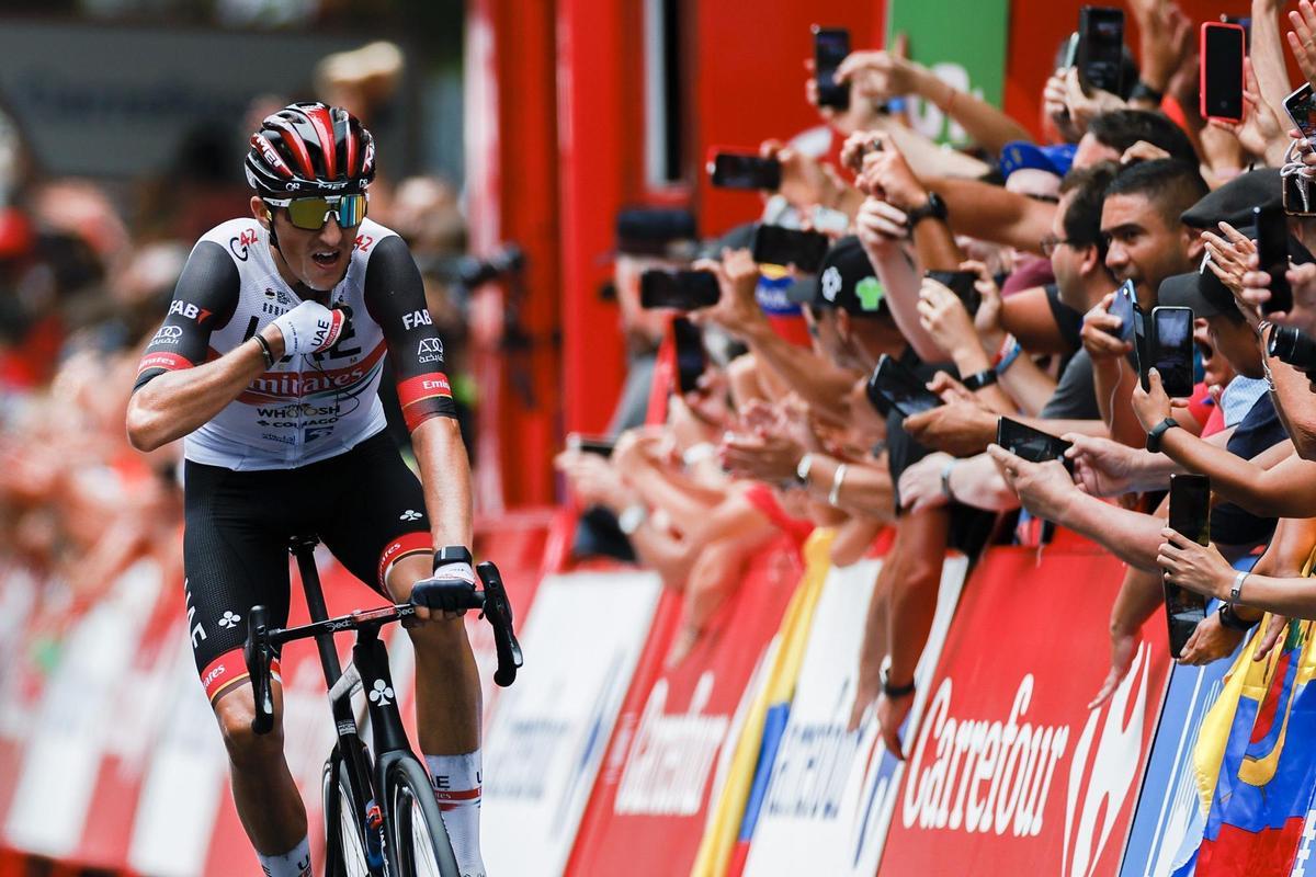 ZARAUTZ, 24/08/2022.- El corredor Marc Soler, del equipo UAE, entra vencedor de la quinta etapa de La Vuelta disputada este miércoles entre Irún y Bilbao, con 187,2 km de recorrido.- EFE/Javier Lizón