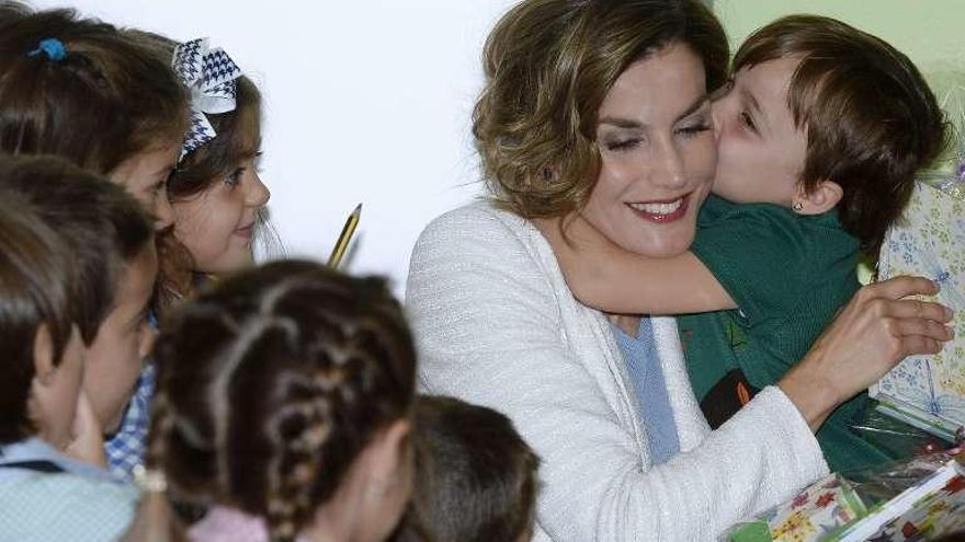La reina Letizia recibe un beso de una alumna de Educación Infantil Foto Efe