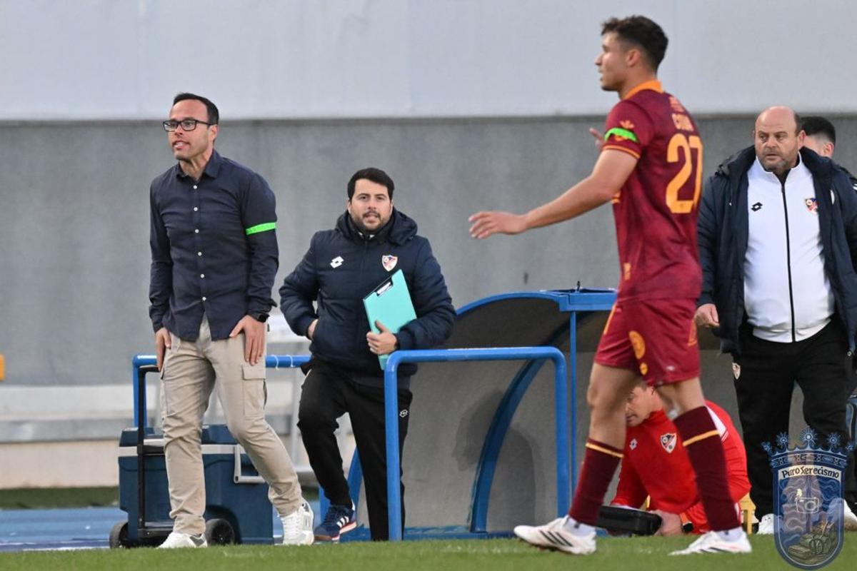 Israel Vicente, al fondo con su pizarra, durante la temporada.