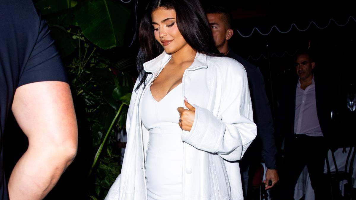 Kylie Jenner con minivestido blanco y abrigo a juego