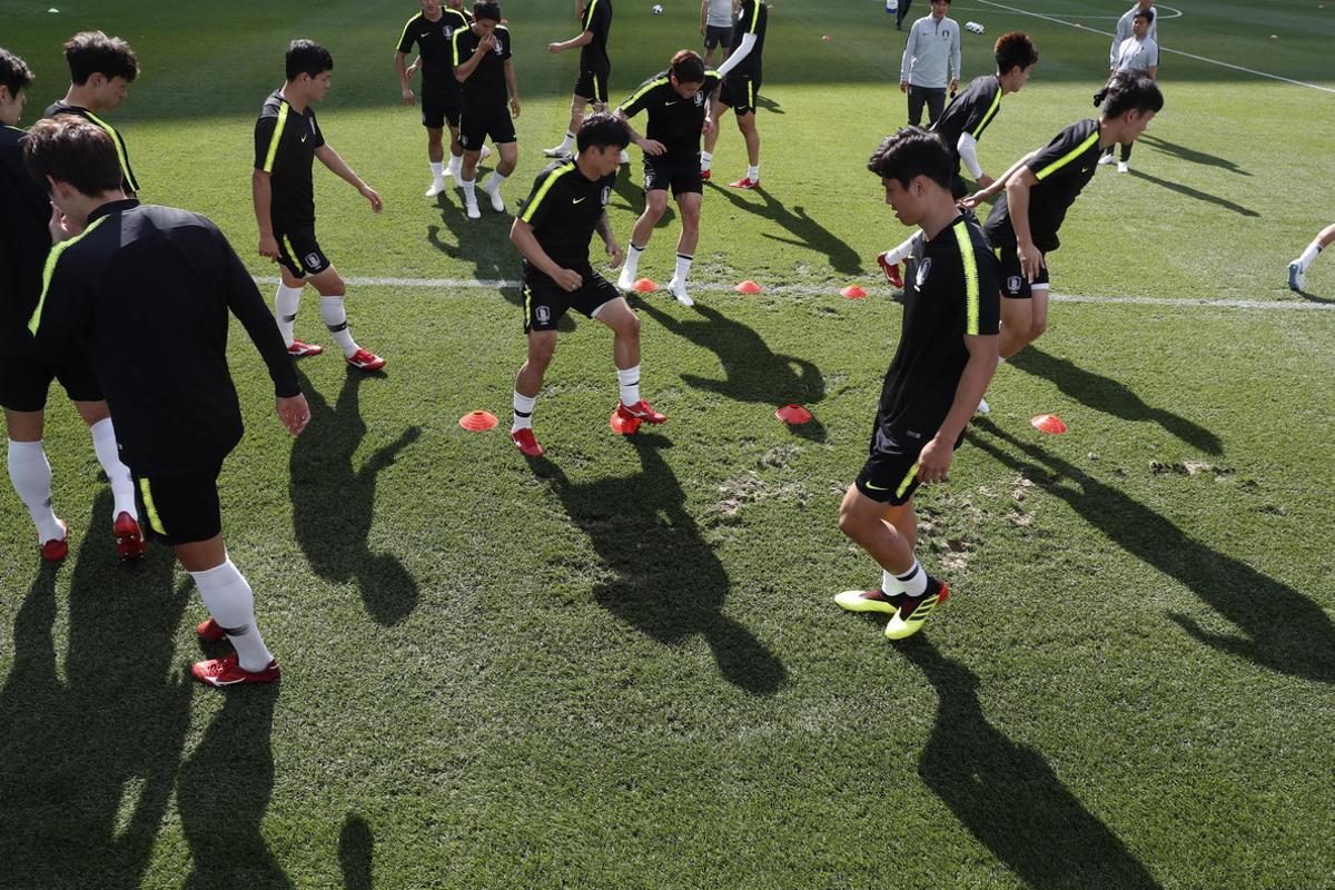 RIT308. Nizhny Novgorod (Russian Federation), 17/06/2018.- South Korea’Äôs players attend a training session at the Nizhny Novgorod Stadium, Russia, 17 June 2018. South Korea will face Sweden in a group F preliminary round soccer match of the FIFA World Cup 2018 on 18 June 2018. (Mundial de Fútbol, Corea del Sur, Suecia, Rusia) EFE/EPA/RITCHIE B. TONGO EDITORIAL USE ONLY EDITORIAL USE ONLY
