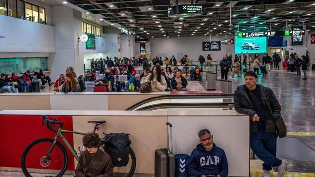 Ambient a Sants ahir, durant el segon dia d’aturada a Rodalies després de l’accident de Gelida. | JORDI OTIX