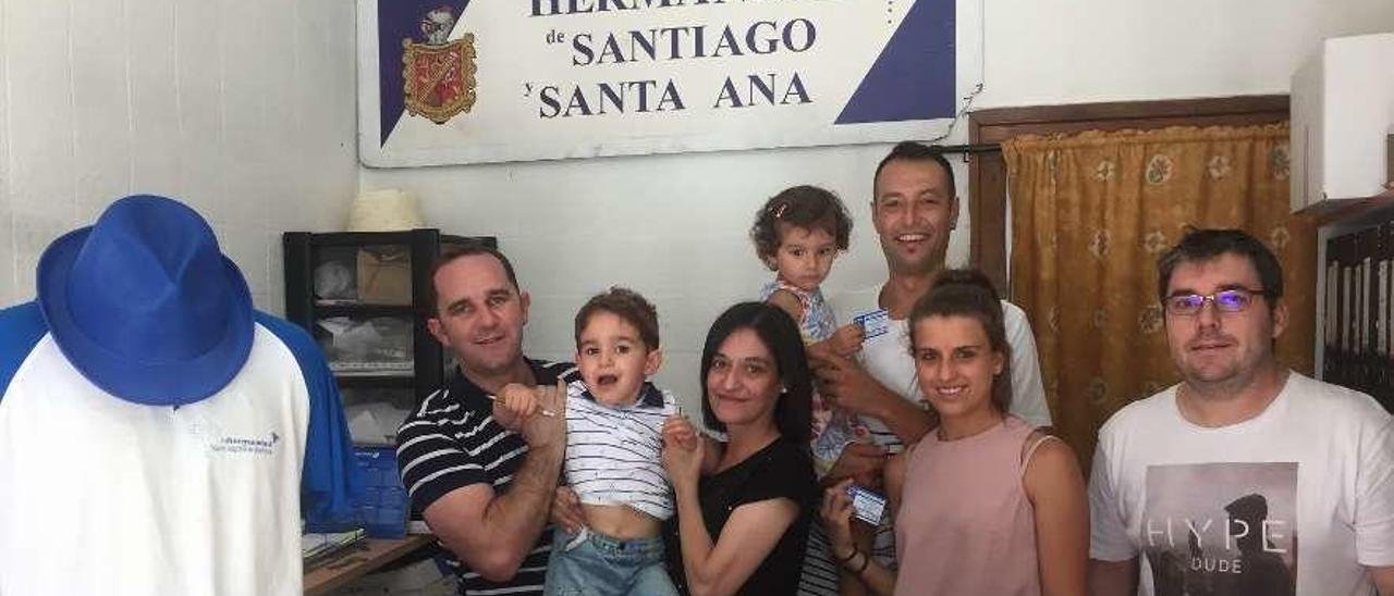 El presidente de la Hermandad de Santiago y Santa Ana, José Luis Tamargo &quot;Pitus&quot;, Unai Tamargo, Aitana Villalba, Noa González, Ricardo López, Sandra Argüelles y Antonio Álvarez.