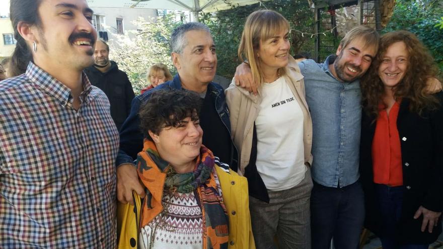 Covadonga Tomé, tercera por la derecha, celebra el triunfo acompañada de otros miembros de la candidatura. | M. P.