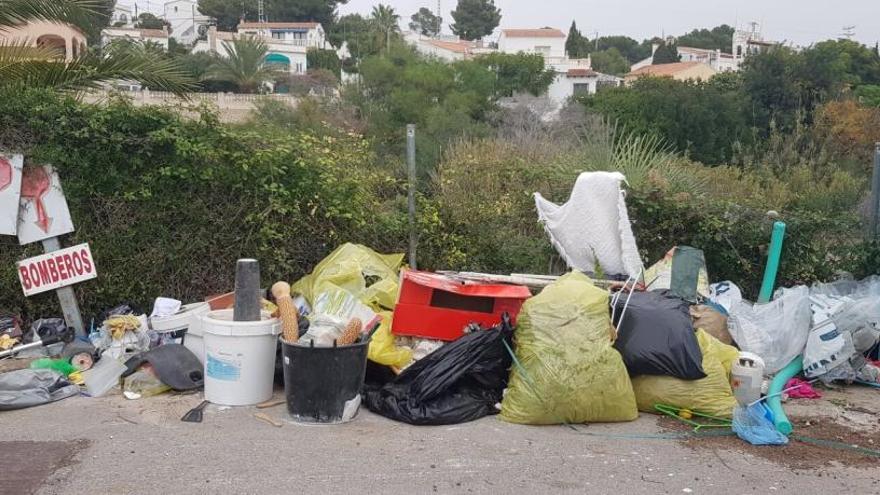 Los carteles de las bocas de incendios acaban en la basura en Benissa