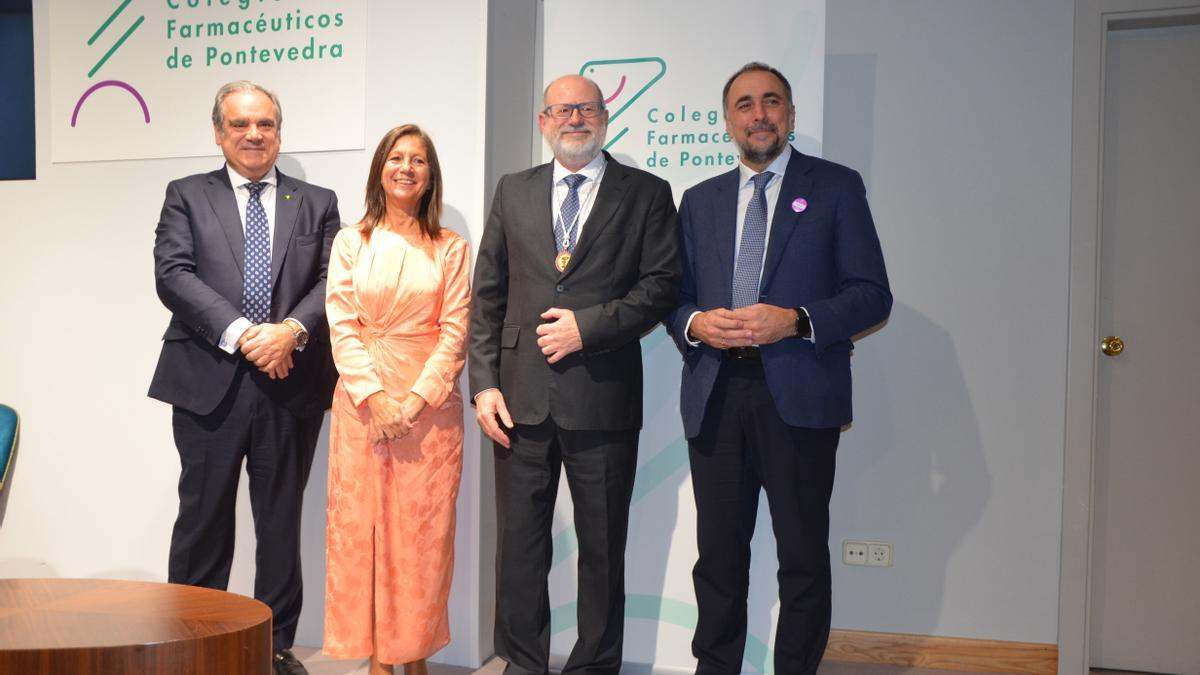 Luis Amaro, con la medalla recibida, acompañado por Jesús Aguilar, Alba Soutelo y Julio García Comesaña