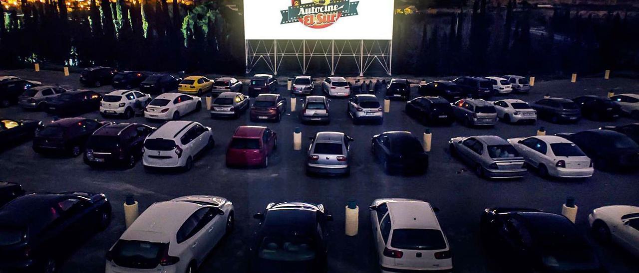 El autocine El Sur, en Mutxamel, abierto en el año 1980, dispone de 340 plazas, de las que ahora utiliza 170.