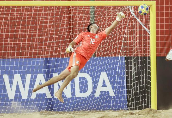 El arquero de México Gabriel Macías salta por el balón este jueves en un partido de la primera jornada del grupo B de la Copa Mundial de Fútbol Playa entre Uruguay y México en el estadio Los Pynandi.