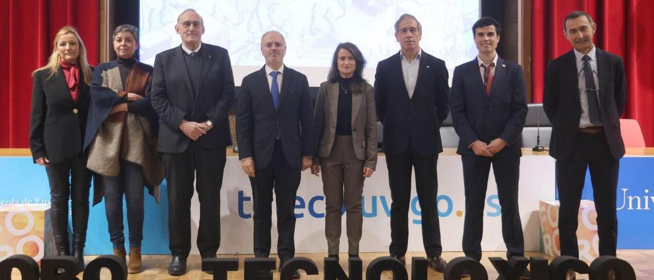 De izquierda a derecha, Patricia Leal, Elena Alonso, Manuel Reigosa, David Regades, Ana Mejías, José Fariña, Iago Vázquez y Pedro Rodríguez, ayer, en la inauguración del Foro.