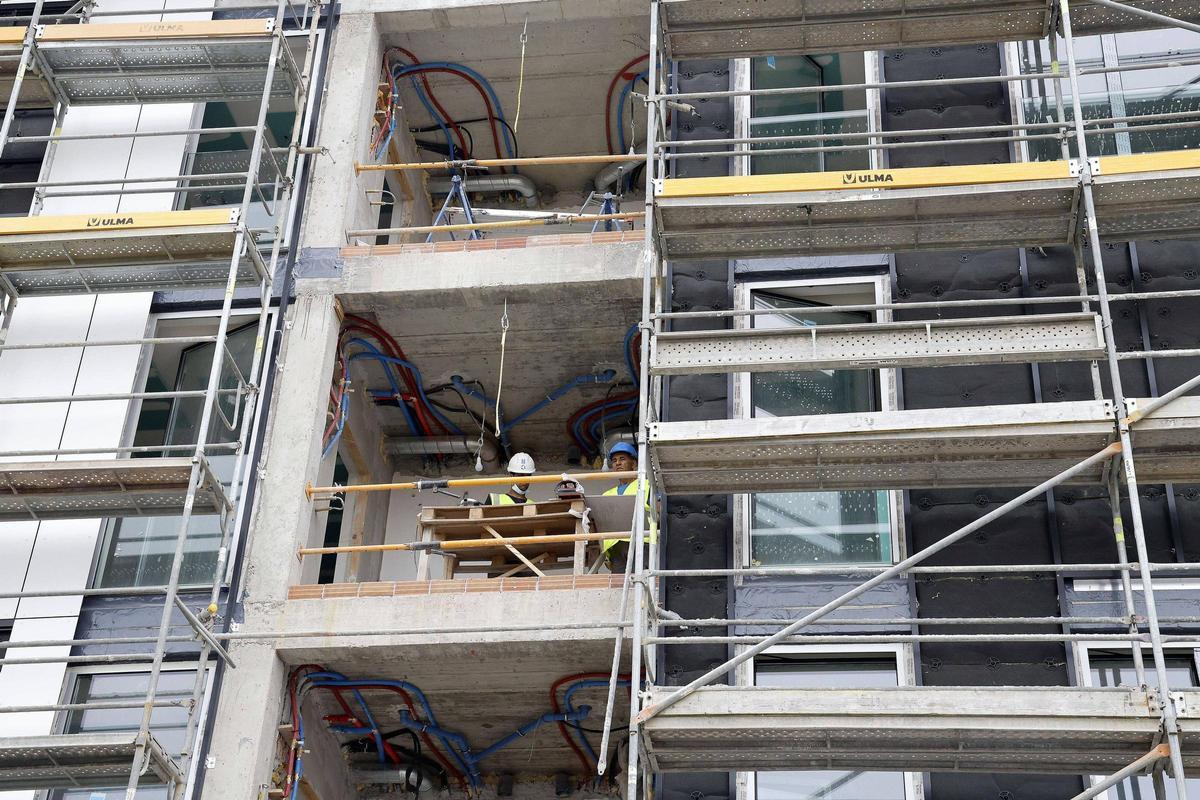 Dos operarios trabajan en una obra en Santiago