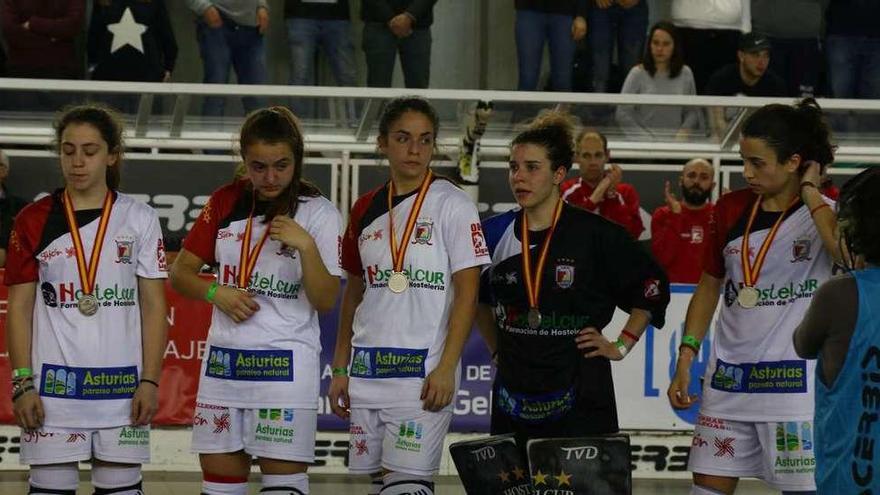 Nuria Obeso, Sara Roces, Julieta Fernández, Elena González y Sara González, con sus medallas.