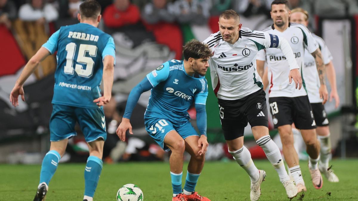 Artur Jedrzejczyk del Legia Varsovia y Abde Ezzalzouli del Real Betis en acción durante el partido de fútbol de la UEFA Europa Conference League entre el Legia Varsovia y el Real Betis en Varsovia, Polonia, 3 de octubre de 2024.