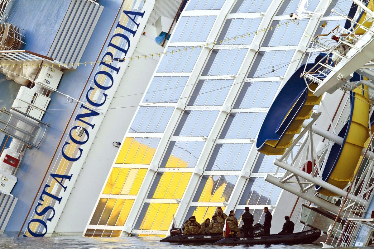 Los miembros de la Marina italiana durante una operación para abrir las puertas en la cubierta 5 sobre el naufragio del crucero, el 21 de enero de 2012.