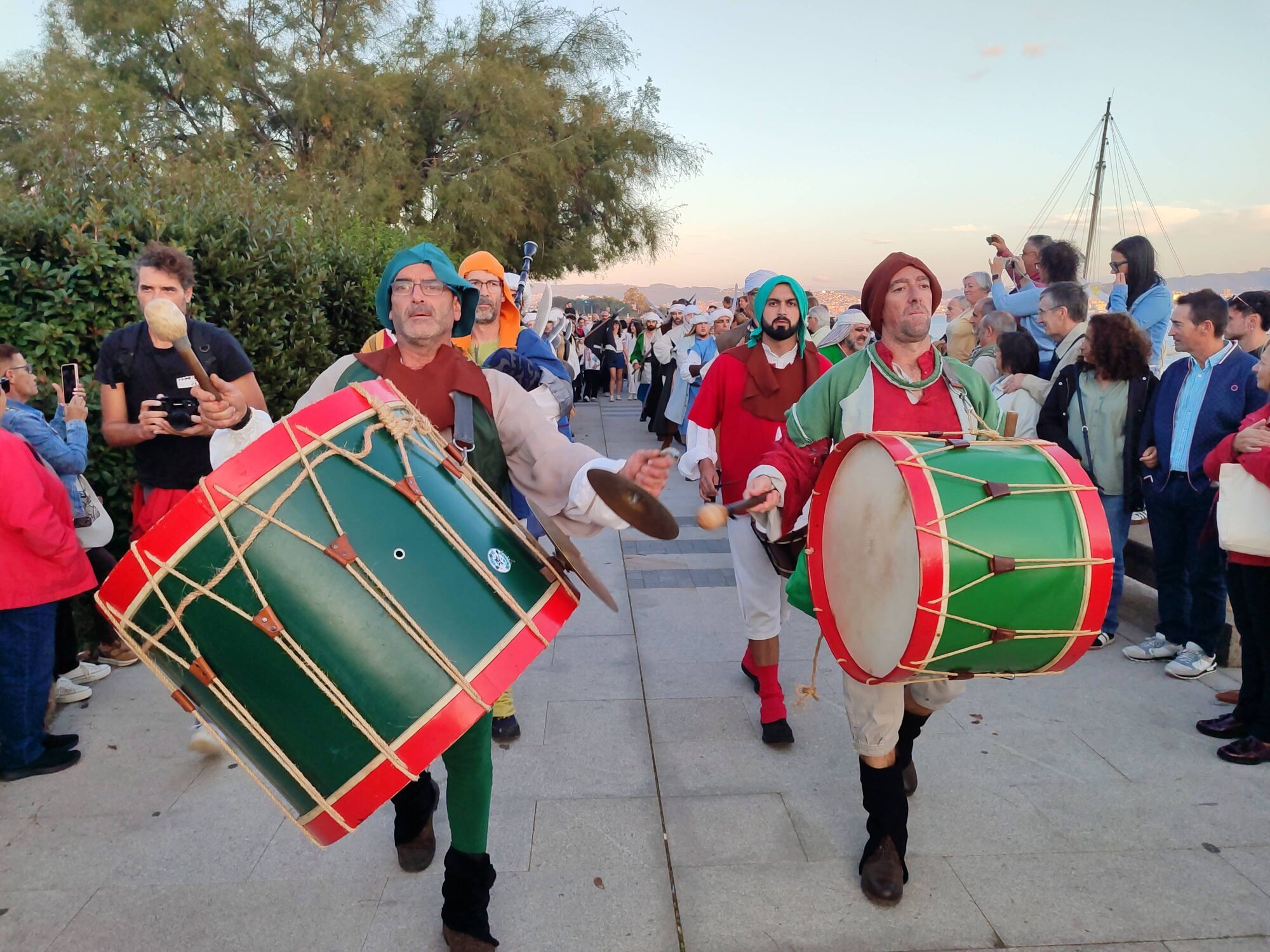 REPRESENTACION TEATRAL DE LA INVASION TURCA DEFENSA DA VILA POR LAS CALLES DE CANGAS