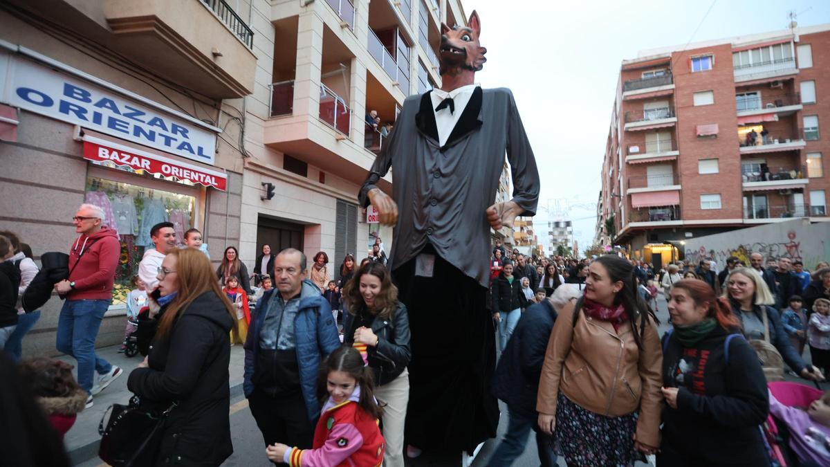 El Lobo enfila la calle Campoamor entre carreras y sustos a los más pequeños