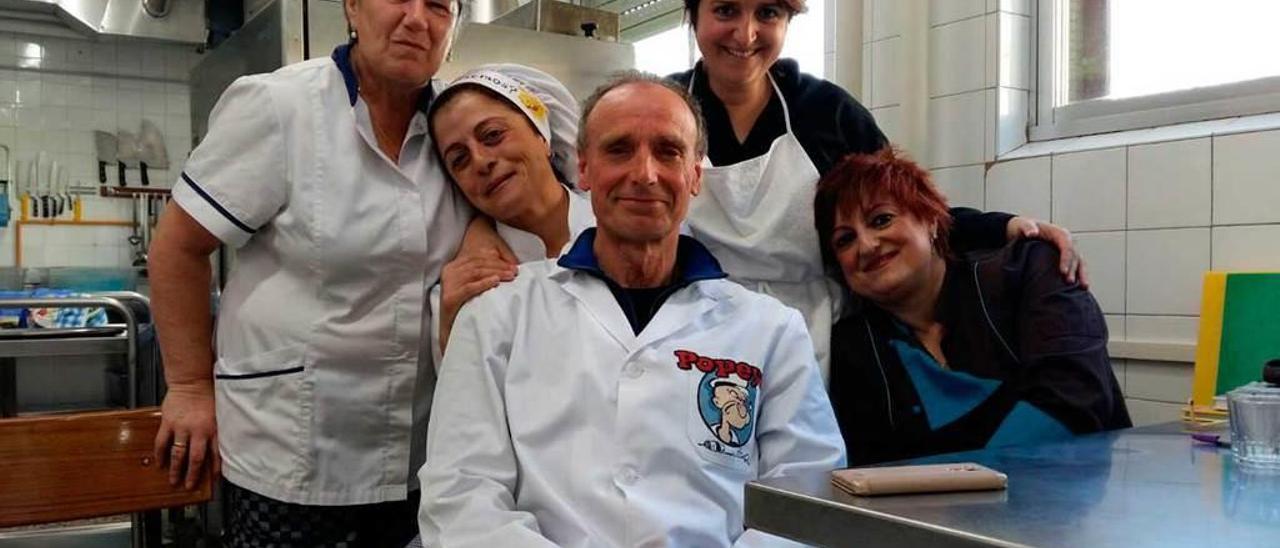 Alberto González, en el centro, posa junto a las cocineras del comedor del colegio tras su jubilación esta semana.