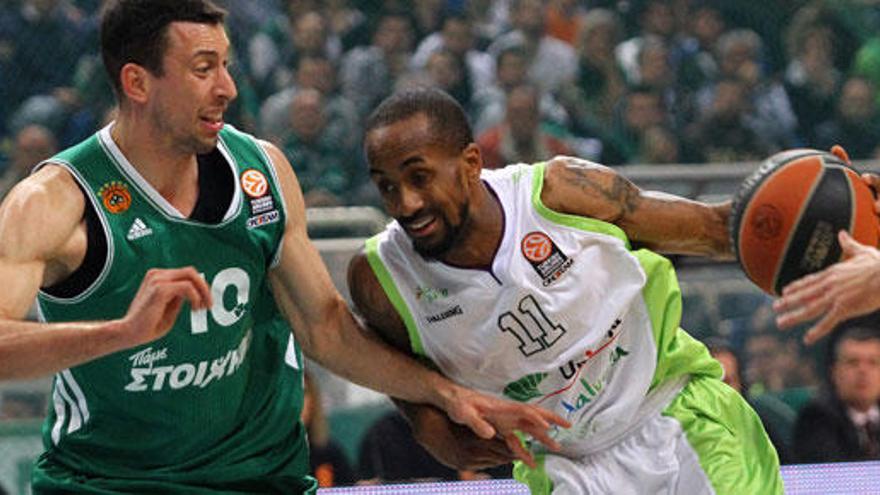 Earl Calloway (d), del Unicaja, en acción ante Roko Ukic (i).