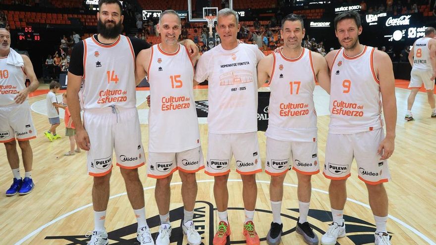 Quinteto de leyenda con su dorsal en lo alto del pabellón