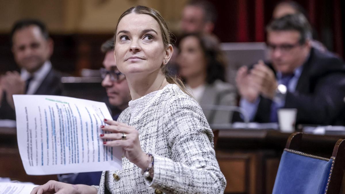 La presidenta del Govern, Marga Prohens, durante un pleno en el Parlament