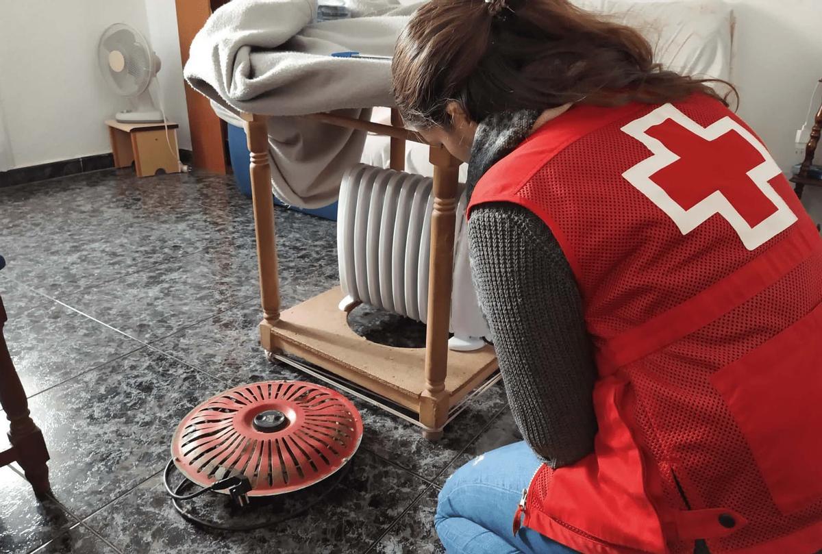 Una asistente de Cruz Roja, en un domicilio con pobreza energética.