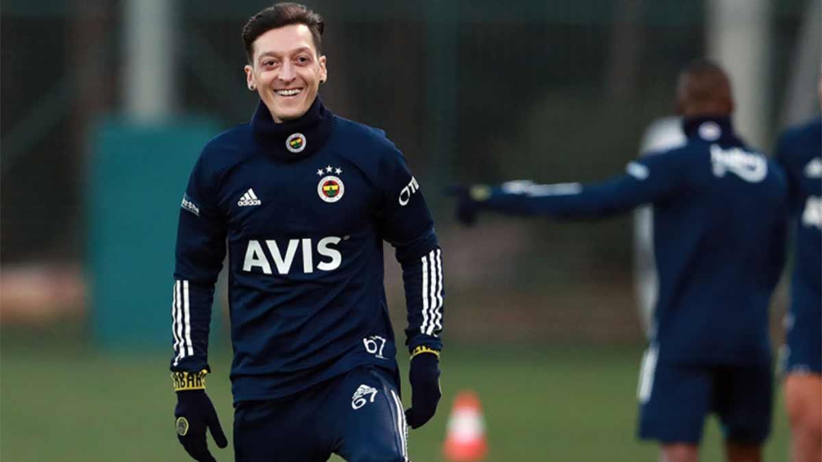 Özil ya se ejercitó con su nuevo equipo