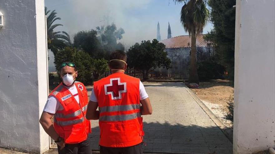 Un fuego de pastos afecta al jardín de tres chalets