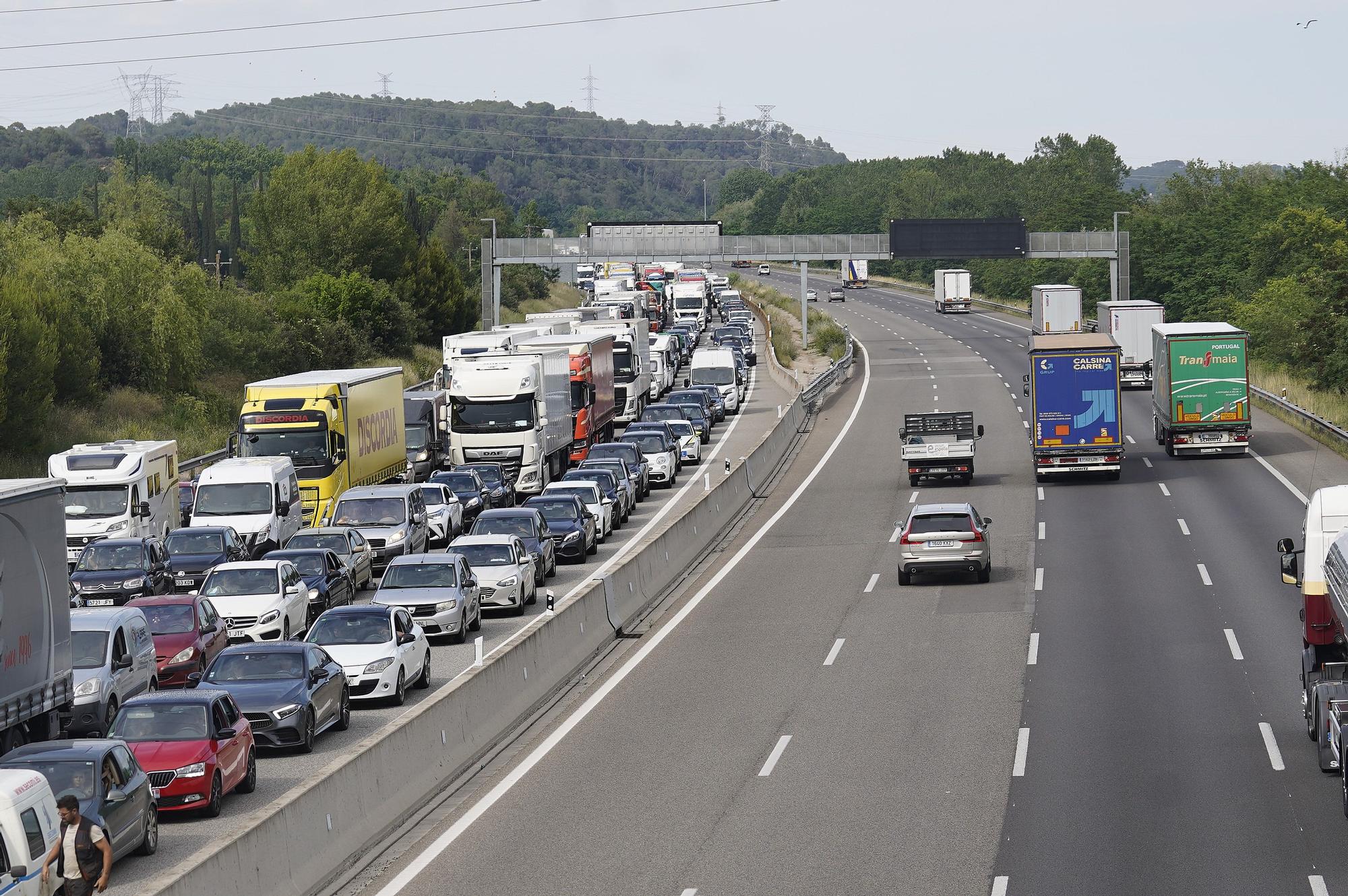 Un accident a l'AP-7 a Sant Julià de Ramis provoca cues quilomètriques